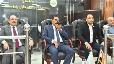  محافظ مطروح يتابع إغلاق صناديق اللجان الانتخابية بالمحافظة