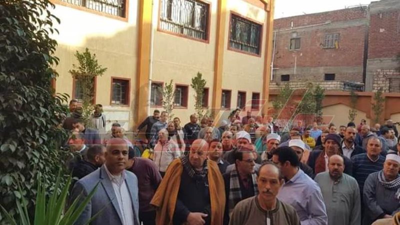 زحام شديد أمام اللجان