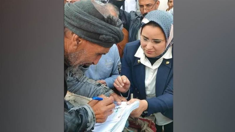 رئيسة اللجنة أثناء