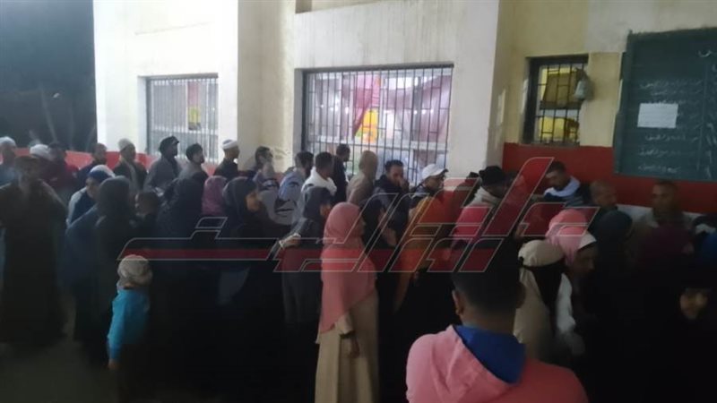 توافد أهالي مطوبس