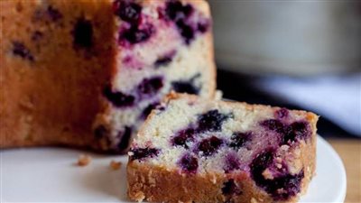 لك يا سيدتي.. طريقة سهلة لتحضير كيكة التوت الأزرق