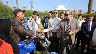 تسليم 27 تروسيكلًا و10 ماكينات خياط للأسر الأولى بالرعاية بكفر الشيخ