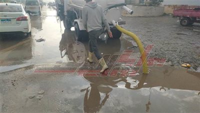 رفع مياه الأمطار من شوارع وميادين بيلا في كفر الشيخ
