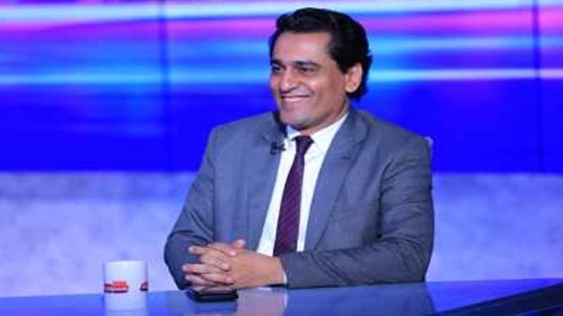 الكاتب الصحفي أيمن