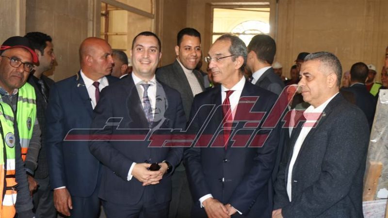 وزير الإتصالات خلال