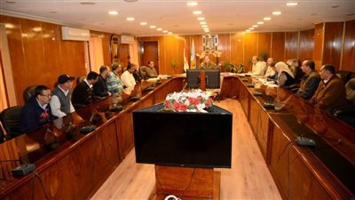 محافظ أسيوط يواصل لقاءاته مع العاملين المثبتين حديثًا على موازنة المحافظة