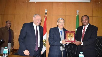 محافظ المنيا يسلم شهادات الرخصة الإفريقية D لـ60 من مدربي كرة القدم