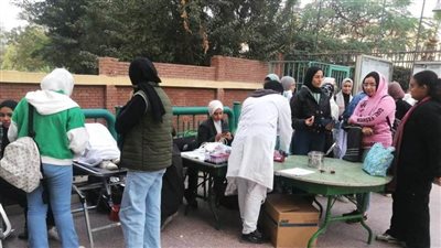 إقبال الطلاب وأعضاء هيئة التدريس على حملة للتبرع بالدم بمعاهد شيراتون (صور)