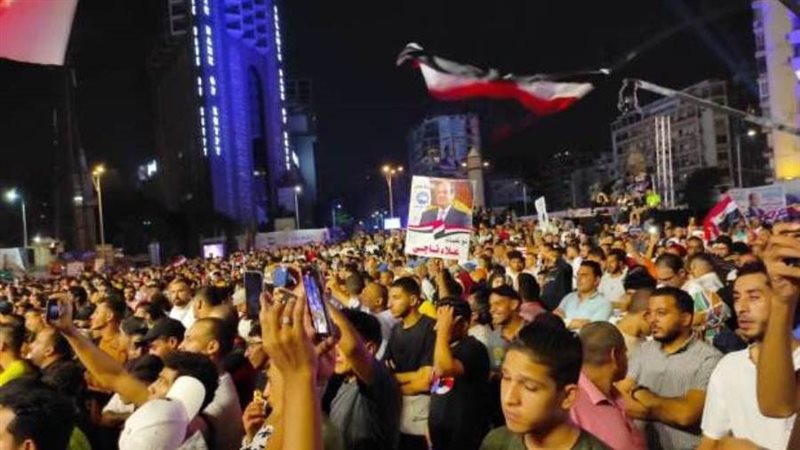 احتفال شعبي بنجاح