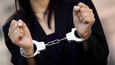 ضبط سيدة لقيامها ببث فيديوهات خادشة للحياء عبر 