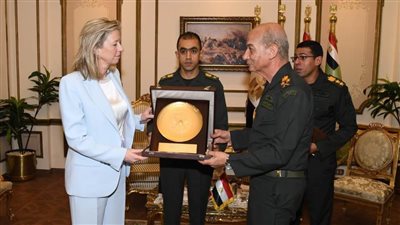 وزير الدفاع يبحث مع نظيره الهولندي دعم التعاون العسكري