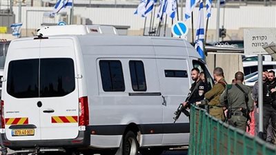 الاحتلال يفرج عن 38 أسيرًا عند حاجز غرب الخليل