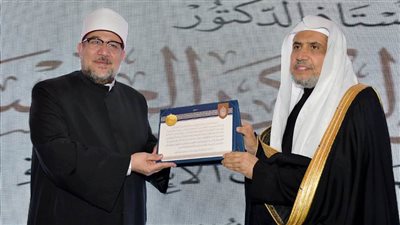 الأمين العام لرابطة العالم الإسلامي يمنح وسام الرابطة لوزير الأوقاف 