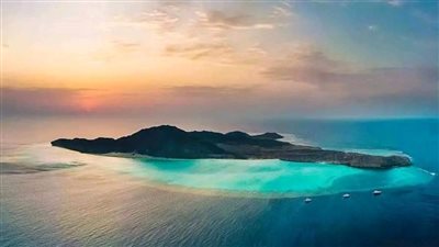 جزيرة الزبرجد: درة السياحة في البحر الأحمر وأقدم مصدر للأحجار الكريمة