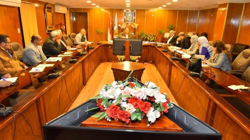 محافظ أسيوط يناقش