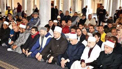 المشاركون بالمسابقة العالمية للقرآن الكريم يؤدون صلاة الجمعة بمسجد عمرو بن العاص