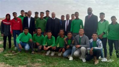 وكيل وزارة التعليم في جولة تفقدية بمركز الفرافرة يكافئ ويحيل للتحقيق ويناقش الاستعداد لامتحانات نصف العام