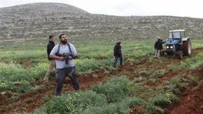 مستوطنون يحرثون أراضي جنوب بيت لحم
