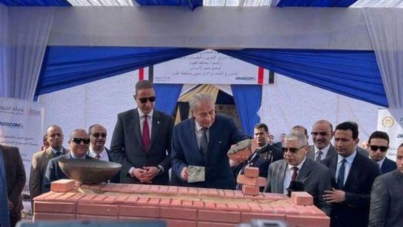 وزير التموين يضع