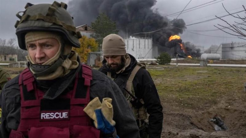 جندي يتفقد المنطقة