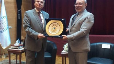 إهداء درع جامعة طنطا لرئيس رابطة الجامعات الإسلامية