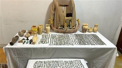 ضبط 1795 عملة معدنية أثرية وتماثيل فرعونية بحوزة موظف بالمعاش  