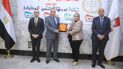 محافظ سوهاج يسلم جوائز مسابقة 