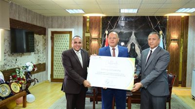 رئيس جامعة سوهاج يتسلم شهادة التصنيف الدولي للجامعات الأكثر استدامة