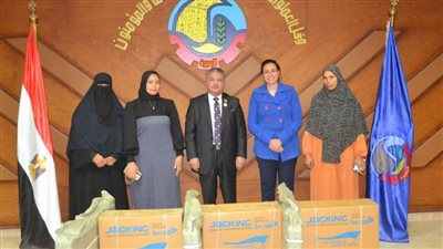 مهنتك مستقبلك.. نائب محافظ البحيرة تسلم ماكينات خياطة للمتدربات بقرية البريجات