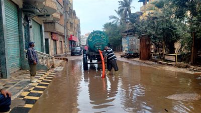 استمرار أعمال كسح مياه الأمطار من شوارع الدقهلية 