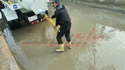 رفع تجمعات مياه الأمطار بشوارع وميادين بيلا بكفر الشيخ 