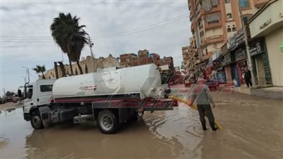انتشار مكثف للأجهزة التنفيدية والمعدات لرفع آثار مياه الأمطار بكفر الشيخ