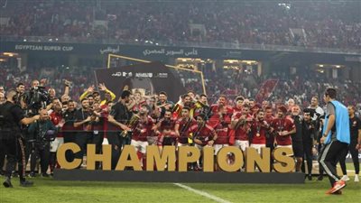 شاهد.. احتفالات لاعبي الأهلي بالتتويج بلقب السوبر
