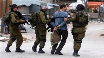 الاحتلال الإسرائيلي يعتقل 10 فلسطينيين من الضفة الغربية.. ويقتحم مدينة 