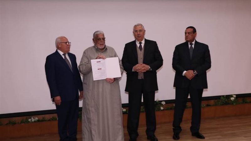 القصير خلال تسليم