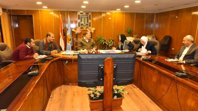 محافظ أسيوط يناقش