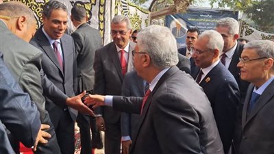 وزير التعليم العالي يتفقد مركز طب وجراحة العيون ومستشفى الأورام بجامعة المنيا.. صور