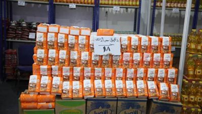 محافظ كفر الشيخ يتابع توافر احتياجات المواطنين بمعرض السلع الأساسية المخفضة