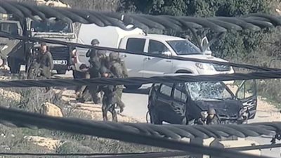 الاحتلال يعتدي بالضرب المبرح على صحفيين جنوب دورا ويصادر معدات التصوير