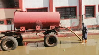 رفع مياه الأمطار من محيط المدارس وأفنيتها بكفر الشيخ