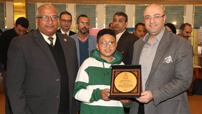 محافظ بني سويف يُكرّم مارك نادر  الأول في اليوسى ماث بماليزيا