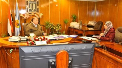 محافظ أسيوط يناقش الجهود المبذولة بشأن تسويق المنتجات الحرفية لأصحاب الحرف اليدوية والتراثية