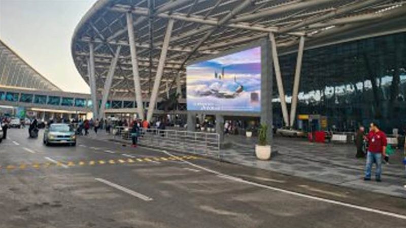 شاشة إعلانات ثلاثية