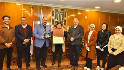 محافظ أسيوط يكرم عميد كلية التربية النوعية ويلتقي بعض الطلاب