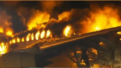 اشتعال النيران في طائرة للخطوط الجوية اليابانية في مطار هانيدا