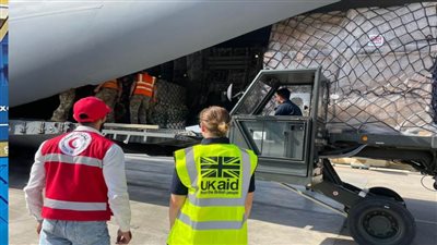 عاجل.. وصول أول شحنة مساعدات بريطانية لقطاع غزة إلى مصر