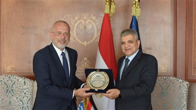 الفريق أسامة ربيع يبحث سبل التعاون المشترك مع السفير اليوناني