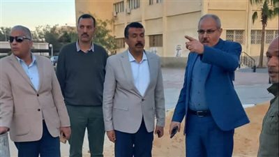 رئيس جامعة قناة السويس يتابع أعمال التطوير داخل صالة المبارزة.. والموقع العام