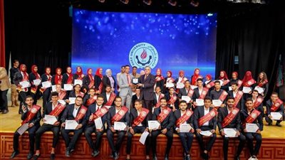 رئيس جامعة السويس  يكرم أسرة طلاب من أجل مصر