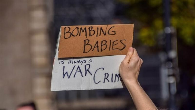 لافتة يرفعها متظاهر